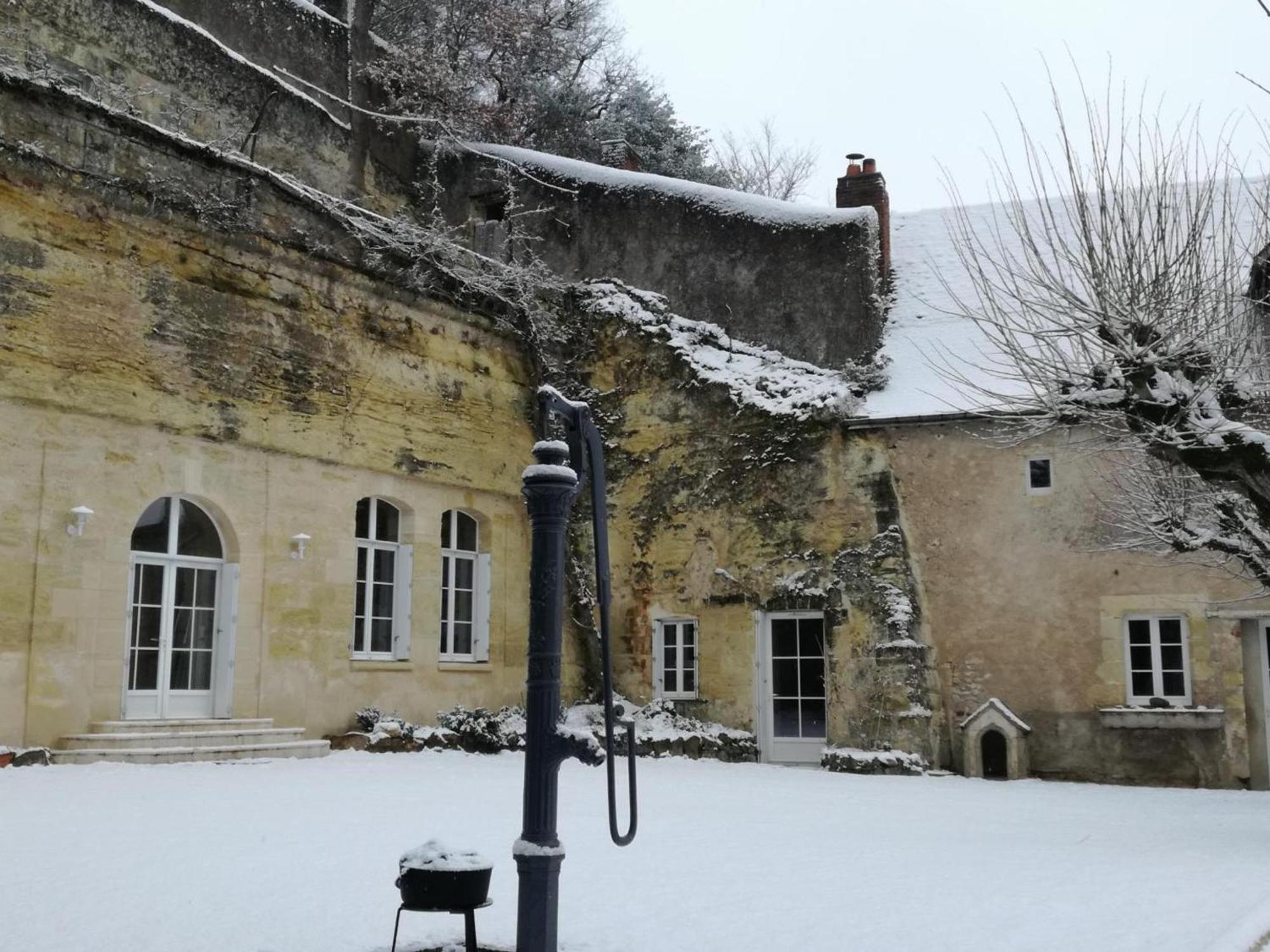 Maison Troglodyte Elegante Avec Spa, Salle De Jeux Et Jardin Clos A Vouvray - Fr-1-381-87 Екстериор снимка